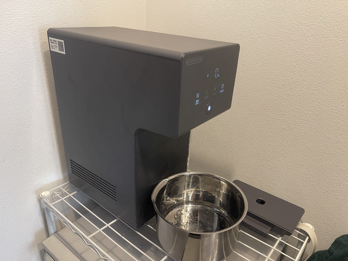 受け皿を外して、アイコンの水の出口から鍋にお湯を注いでいるところ